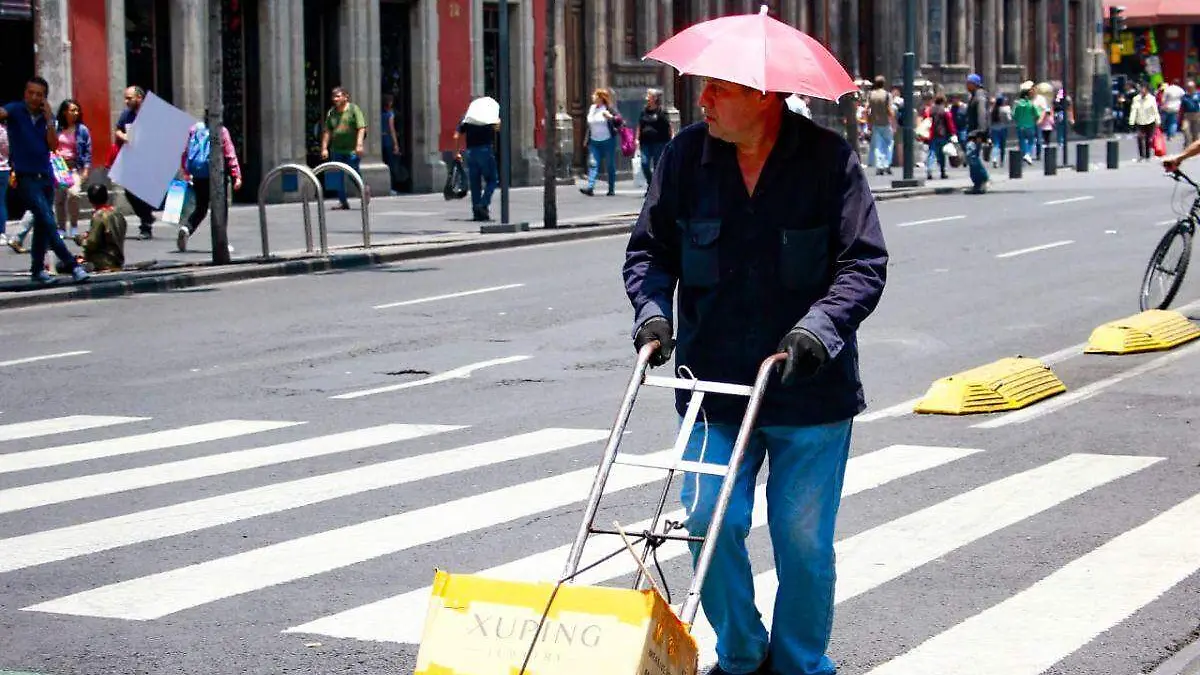 hombre se protege del calor 